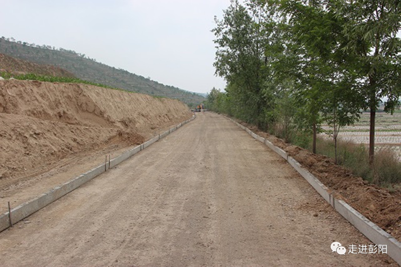 乡村道路碎石垫层图片图片