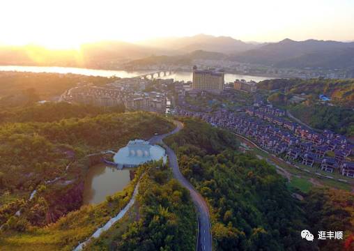 與潮州,揭陽兩市和豐順縣的潘田鎮,黃金鎮,潭江鎮毗鄰,面積428