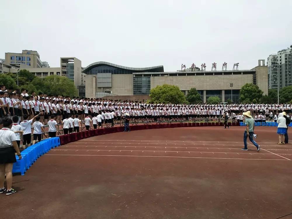 这可能是滨江最长长长长的一张小学毕业照!