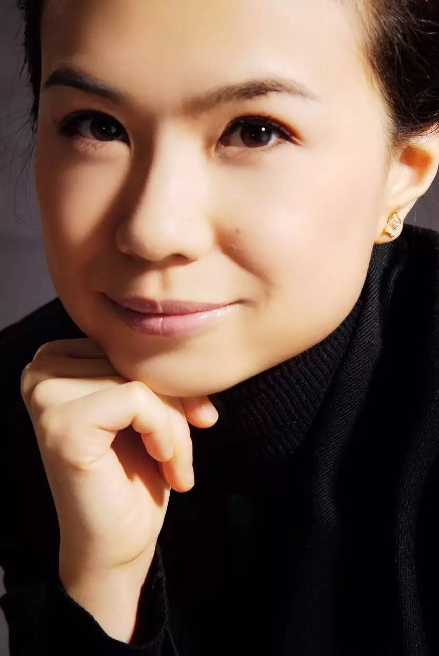 作为新一代中国指挥,陈琳不仅活跃在全国的各个重要舞台上,同时与国际
