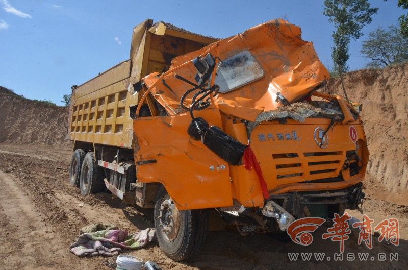 榆林一土场突然塌方拉土货车司机被埋身亡组图