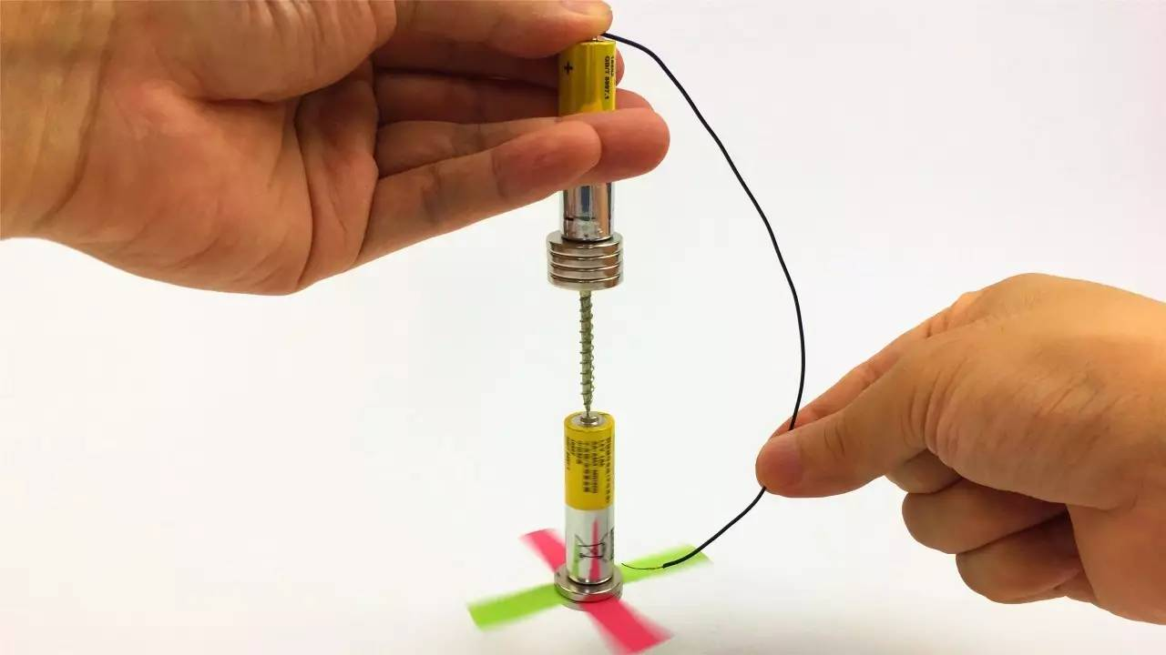 魔力科学小实验,磁铁电池这样组合即可做个电动机