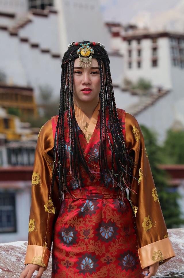 民族藏舞“大学里认识女生的途径”街拍图文 - 大全