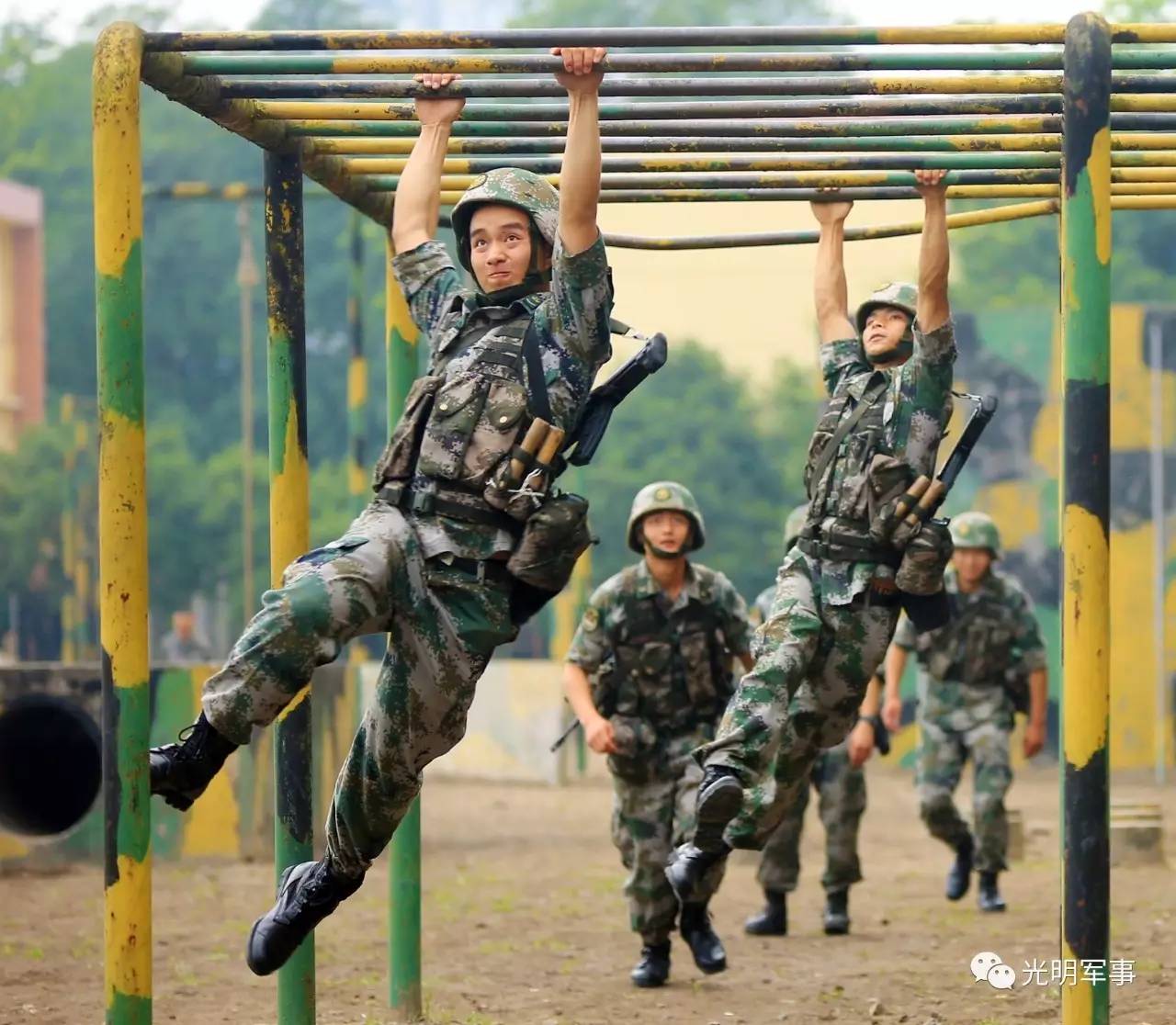 陆军第77集团军某旅与战斗力标准对表,从难从严组组织战斗体能训练