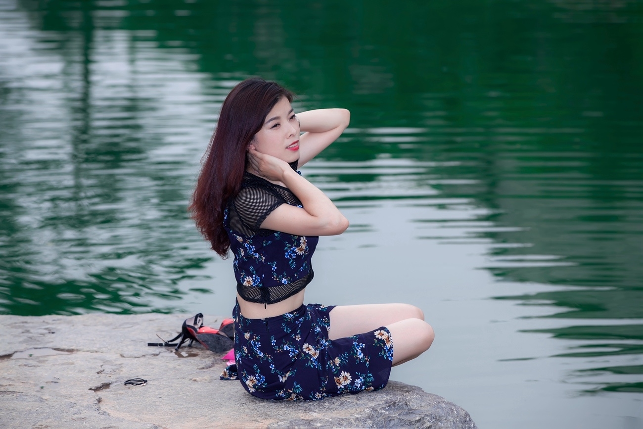 在风景秀丽清澈的河水边拍照的花裙美女姑娘!