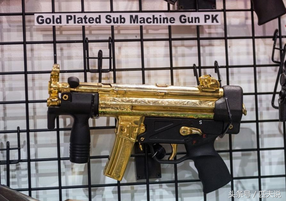 阿布扎比国际防务展上展览的黄金版mp5k冲锋枪阿布扎比国际防务展上