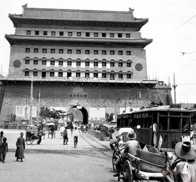 1929年,正阳门箭楼南面走前门大街的"当当儿车(第二路.