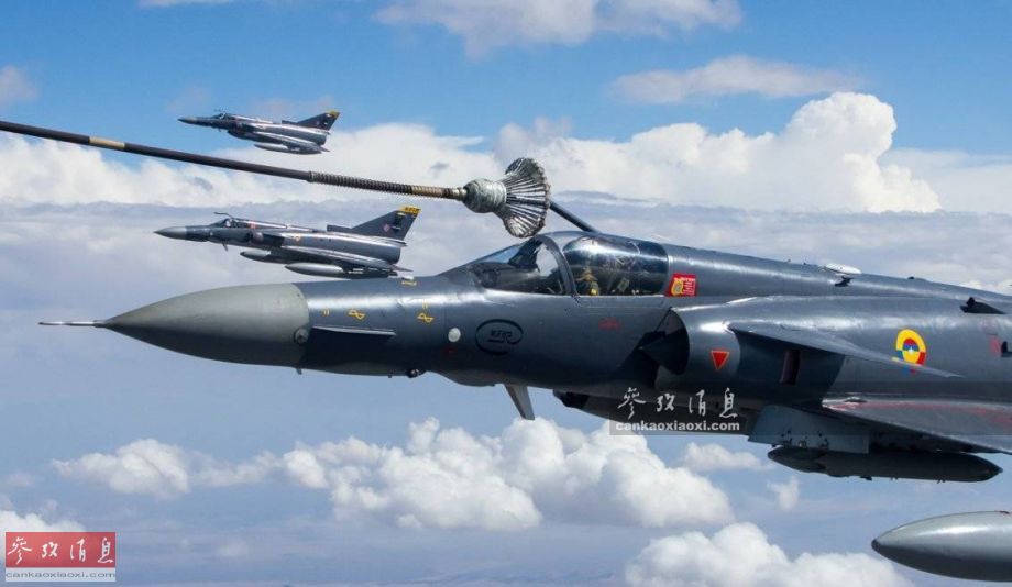 图为2012年红旗军演期间,哥空军地勤人员正在对幼狮c10战机进行