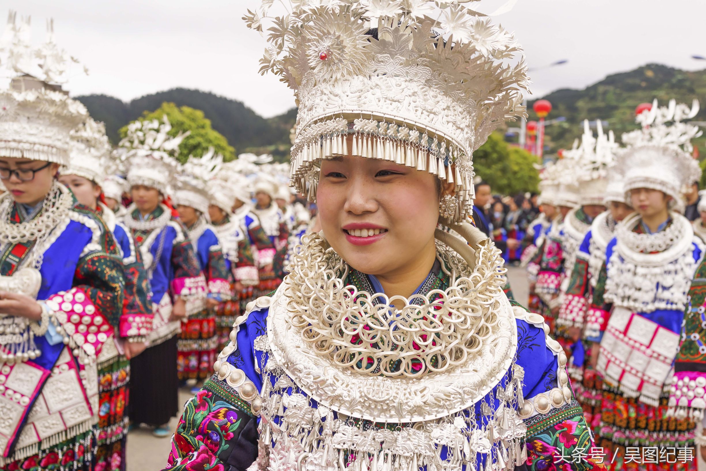 贵州黔东南苗族女的盛装有多重值多少钱不问不知道一问吓一跳