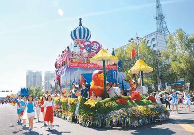 6月22日,第八届中俄文化大集花车巡游活动在黑龙江省黑河市通江路举行