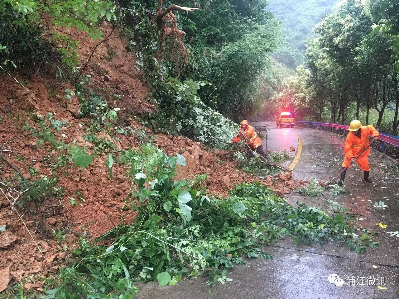 暴雨袭来 多条山区道路多处塌方