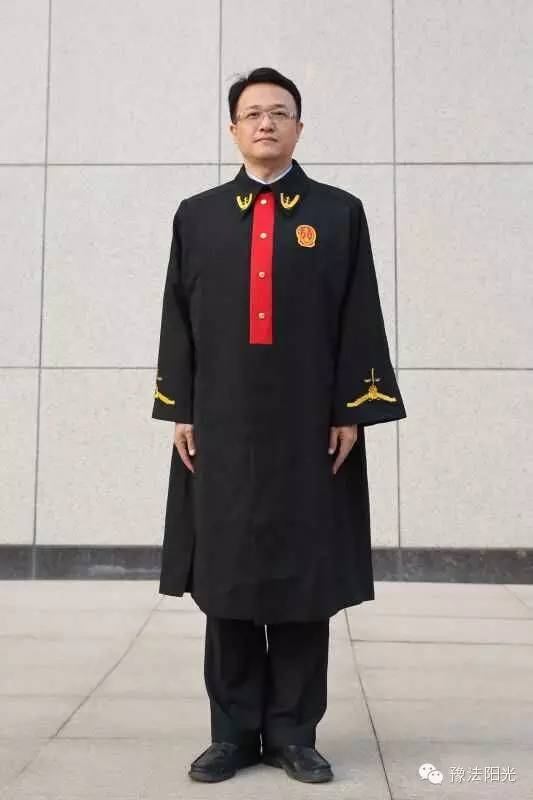 最新式法袍2002年,最高人民法院制定了《人民法院法官袍穿着规定》