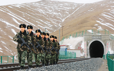 新闻 正文 担负青藏铁路昆仑山隧道守护任务的武警青海总队二支队十七