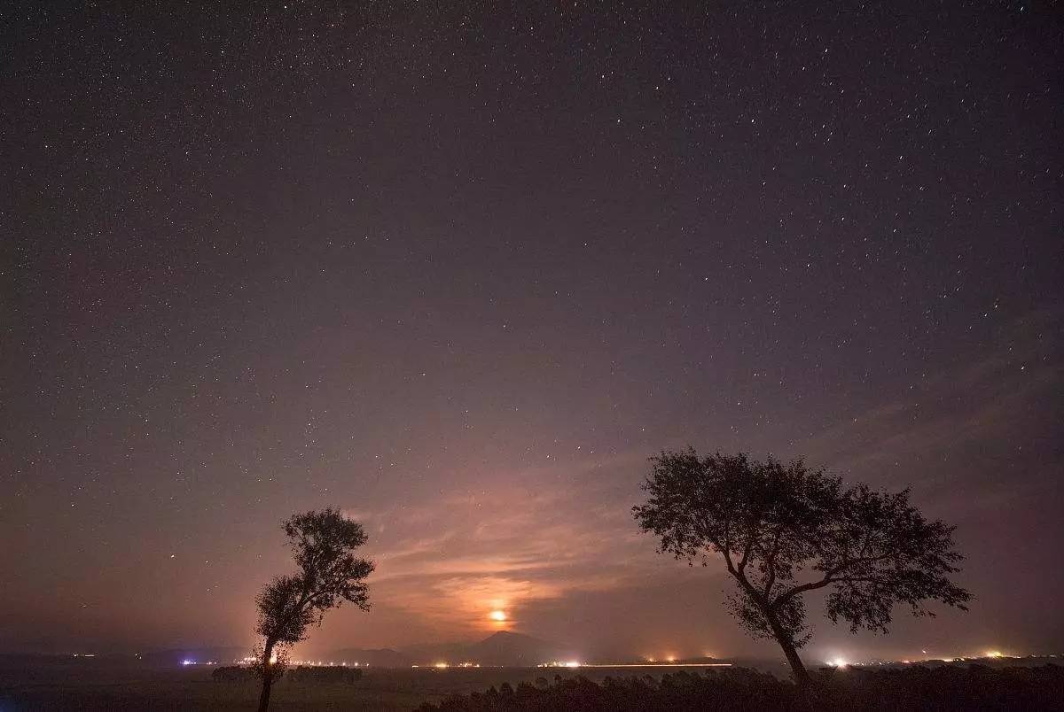 旷野夜晚图片