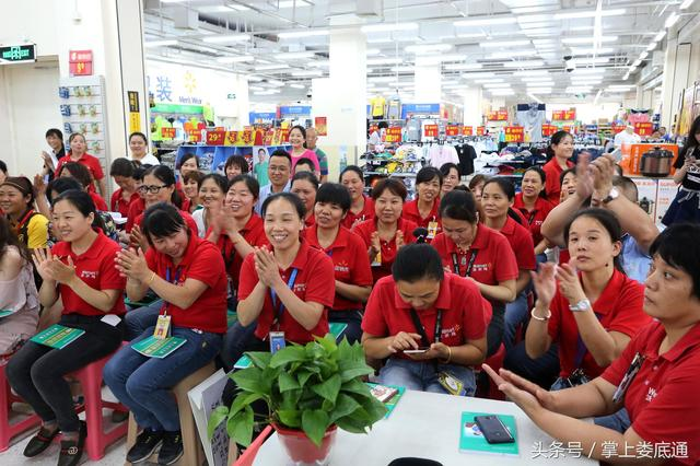沃尔玛娄底春园分店员工在沃尔玛(中国)第八届安全月活动上参加安全