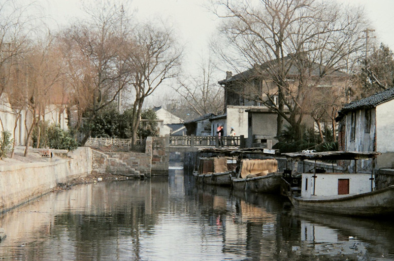 80年代的苏州,火车站前怎么揽客,露天菜市场卖鸡