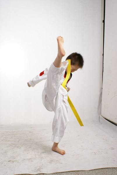 跆拳道小男孩赤脚图片