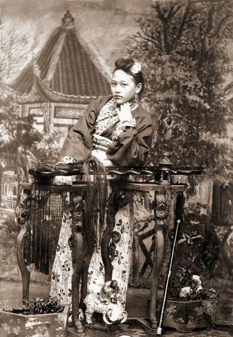 一百年前的姑娘照片图片