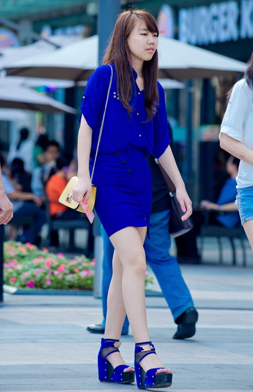 街拍:蓝裙,高跟,蓝色把美女皮肤衬托的白玉无瑕