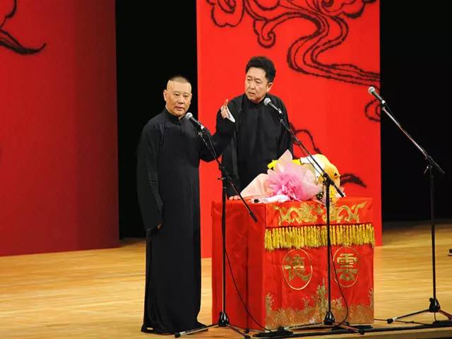 以郭德綱為首的德雲社相聲演員們不僅表演了經典節目,還入鄉隨俗,創作