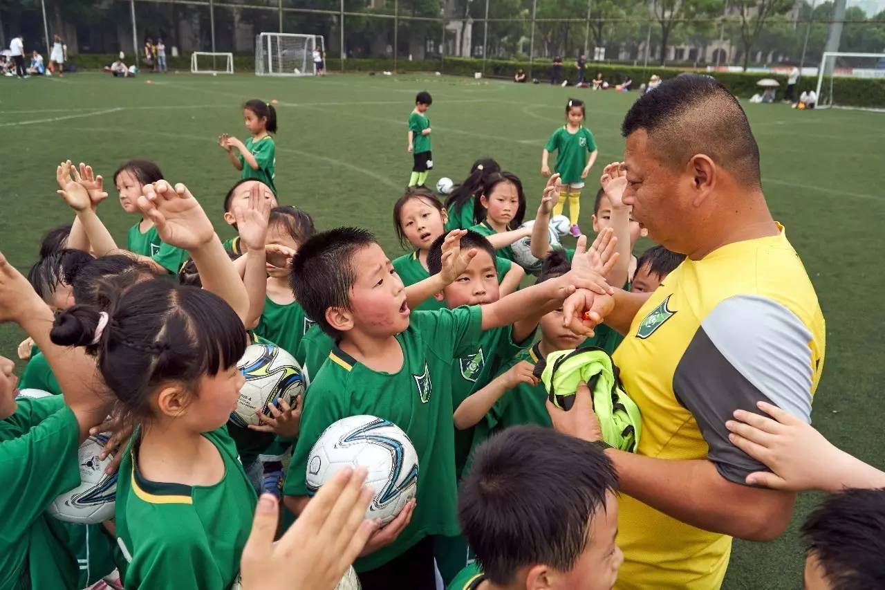 时代娃哈哈学军上教院越来越多学校的孩子走进了绿城足球基地足球体验