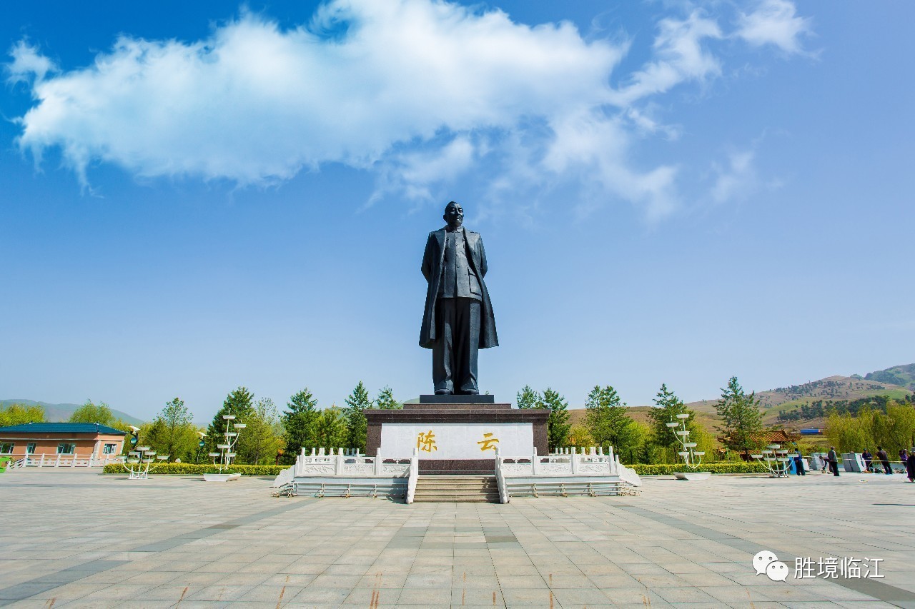 可欣赏美景~来到江心岛临江市区的鸭绿江上,在公园入口处的右方江堤上