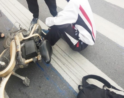 14岁骑电动车被车撞了图片