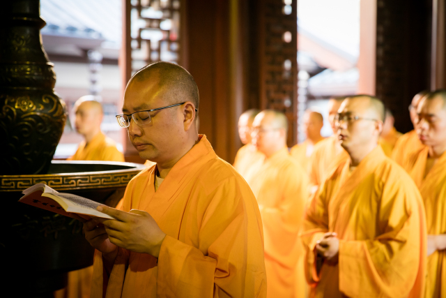 佛教早课唱诵图片