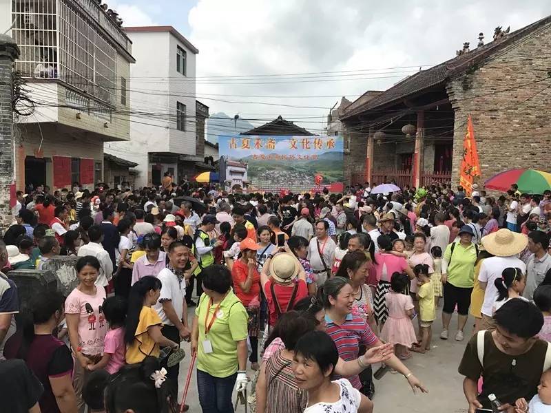 仁化县扶溪镇村两委干部大力发展旅游业,带领群众脱贫致富