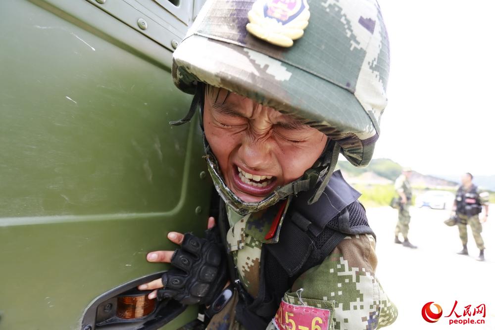 高清:武警特战队员在热带丛林进行魔鬼训练(组图)