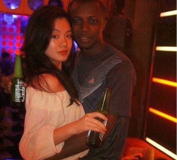 他是黑人搏击高手,为何中国美女甘愿嫁给他当老婆