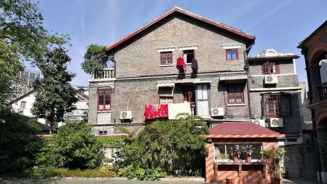 這裡曾經居住過瞿秋白,陳望道,茅盾,郭沫若,馮雪峰,葉聖陶和魯迅等一