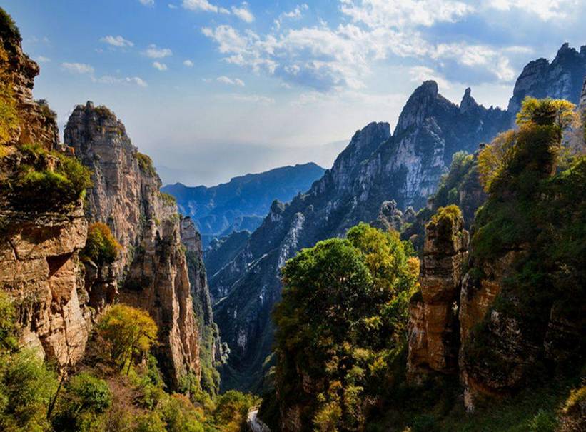 白石山坐落在河北西部的淶源縣境內,這裡群山環繞,遠離都市,擁有良好