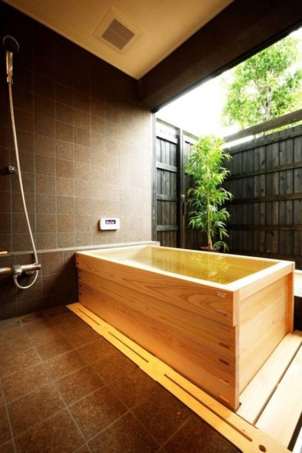浴室天花板的设计多半使用硅酸钙板,另外也能选择塑铝板,贴覆表面材