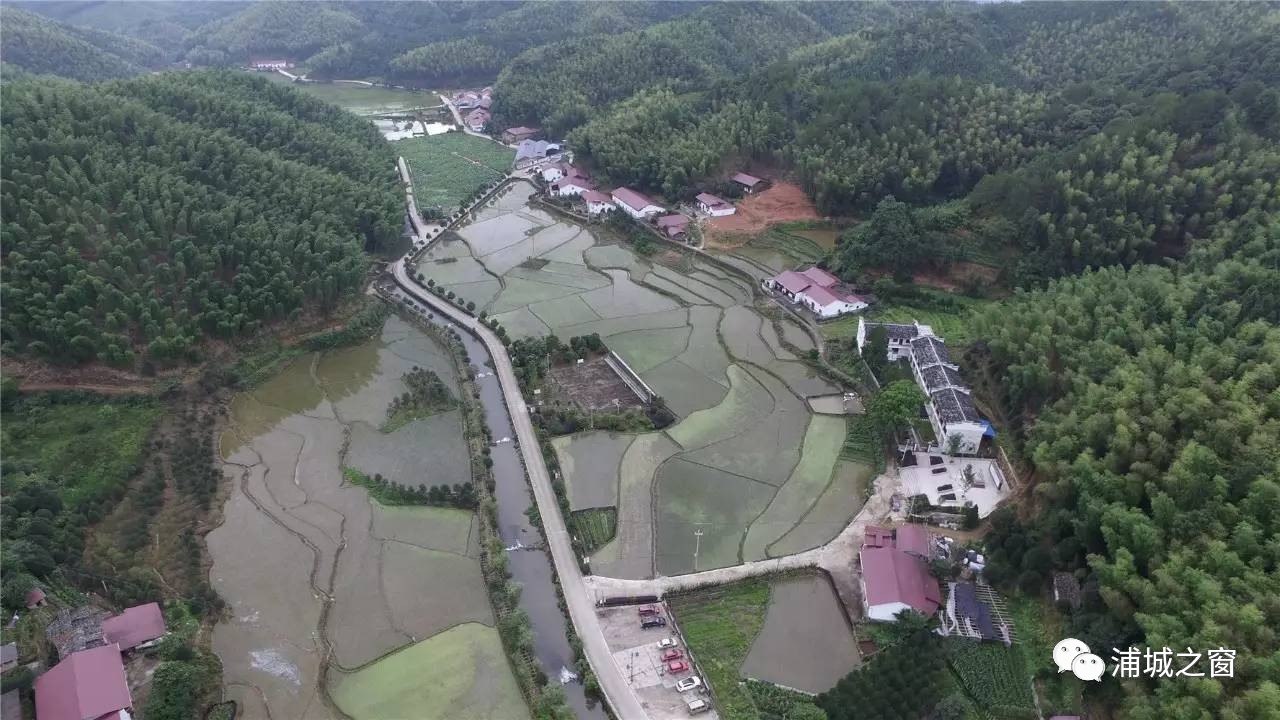 街镇的东部与松溪县渭田镇相邻,位于高山盆地中,际岭村现是省级生态村