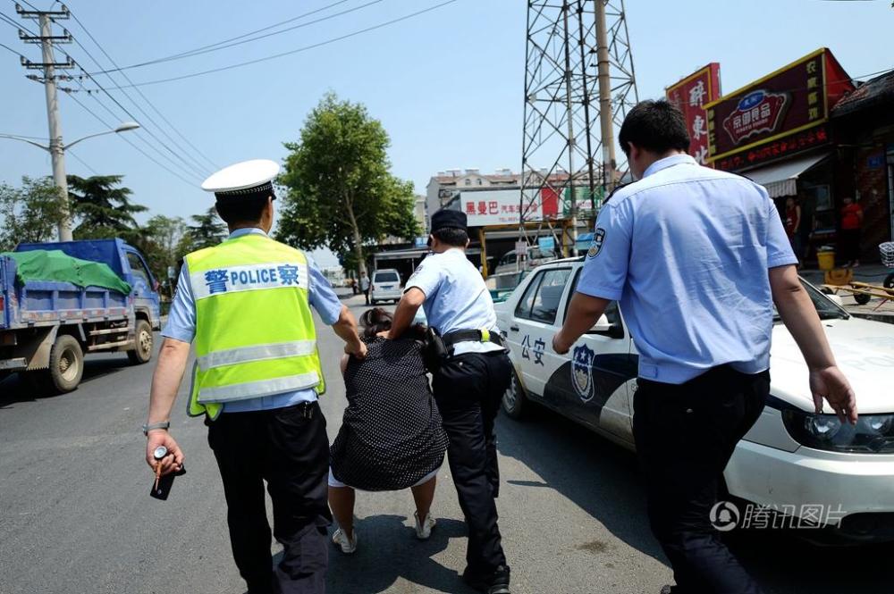 女司機拒配合執法 遭警察噴辣椒水制服