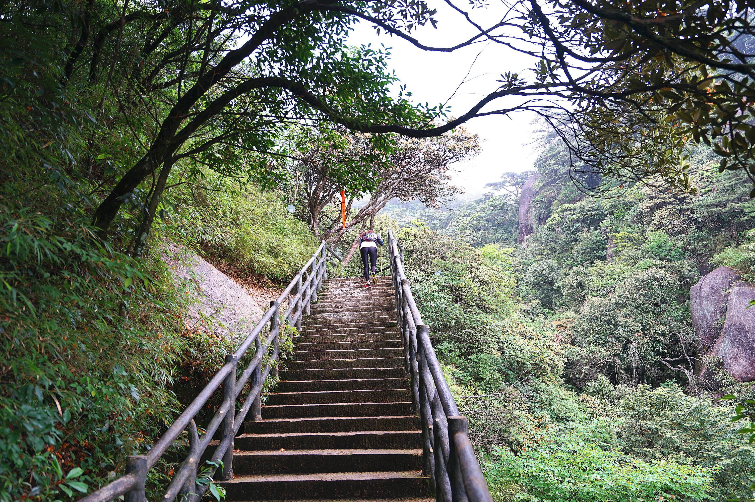 遊在三清山懸崖棧道邂逅空中越野跑的精彩