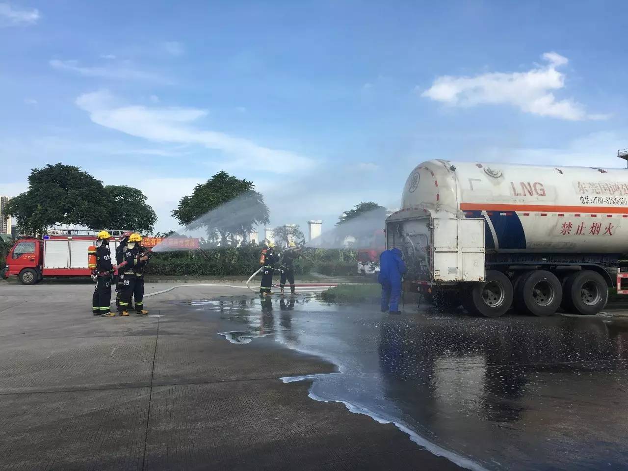 天然气的危险品运输车,行驶至麻涌景观大道路段时,发生交通事故被追尾