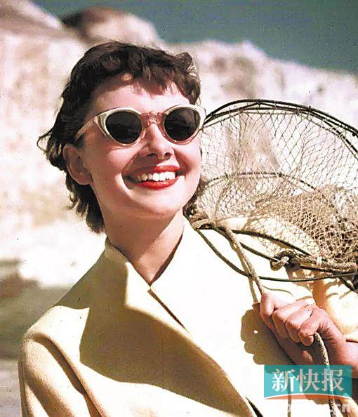 1951年,奥黛丽·赫本佩戴猫眼墨镜出镜