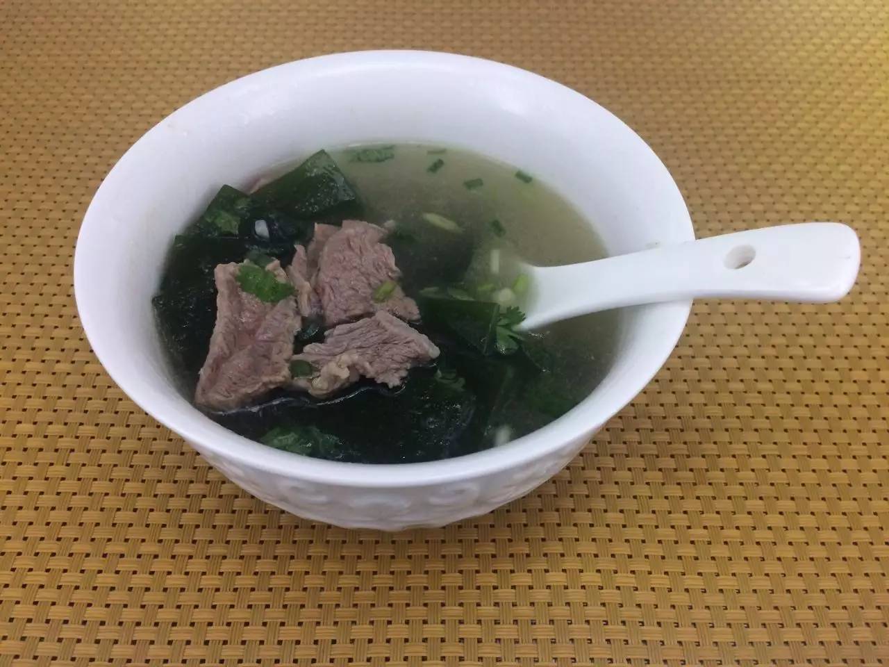 张芙蓉月子餐:高蛋白低脂肪的海带牛肉汤
