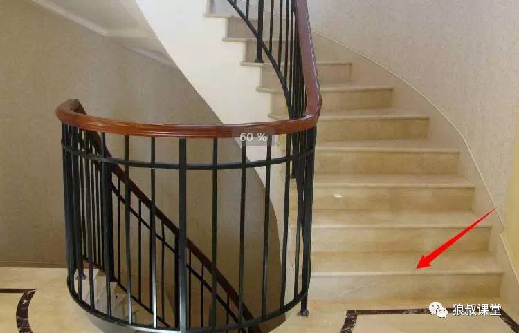 楼梯没有防滑条,不合理楼梯缺少护栏,存在安全隐患柱子和墙体形成死角