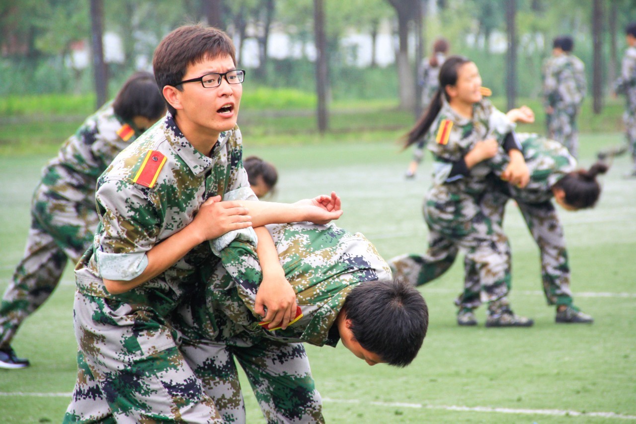 女朋友擒拿男生的图片图片