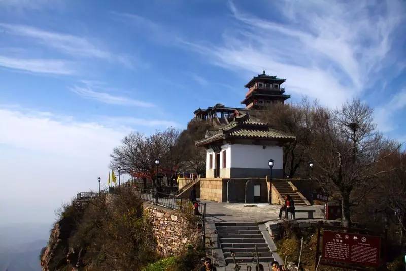 令人歎為觀止最為矚目的是三重簷閣式建築玉皇閣是王屋山旅遊線路的