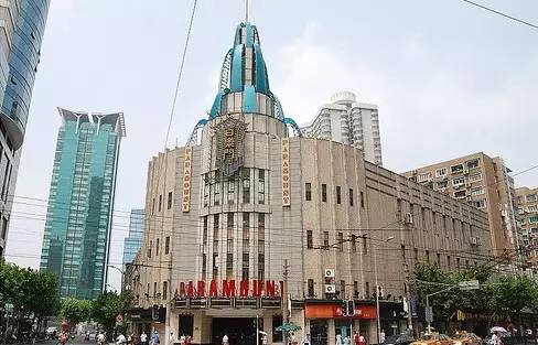 1932年,中国商人顾联承投资七十万两白银,购静安寺地营建paramount