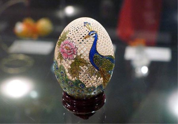 蛋雕工艺品有多种,一种是用雕刀在表面颜色较深的鸡蛋壳上雕刻人物