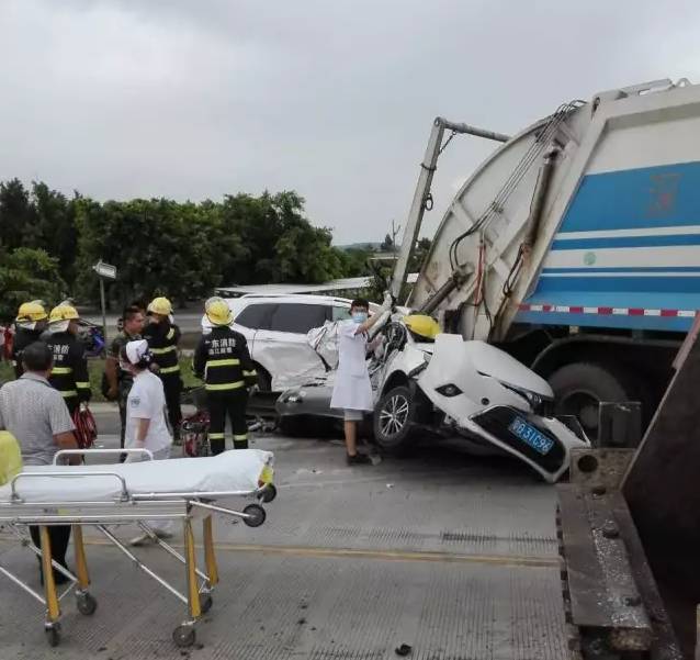 事故車輛都受到不同程度損壞連環相撞,轎車受損嚴重且變形,零件散落一