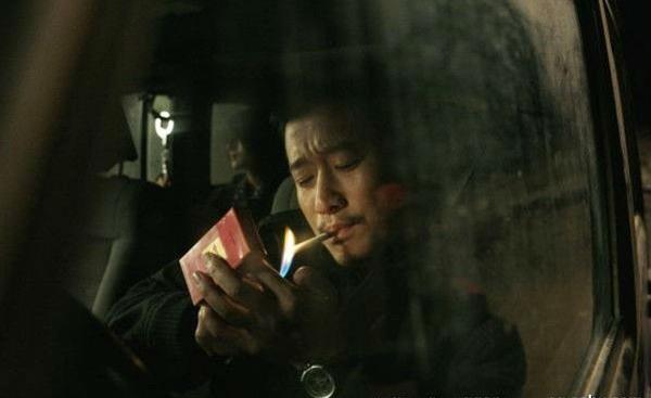 吴京抽烟图片
