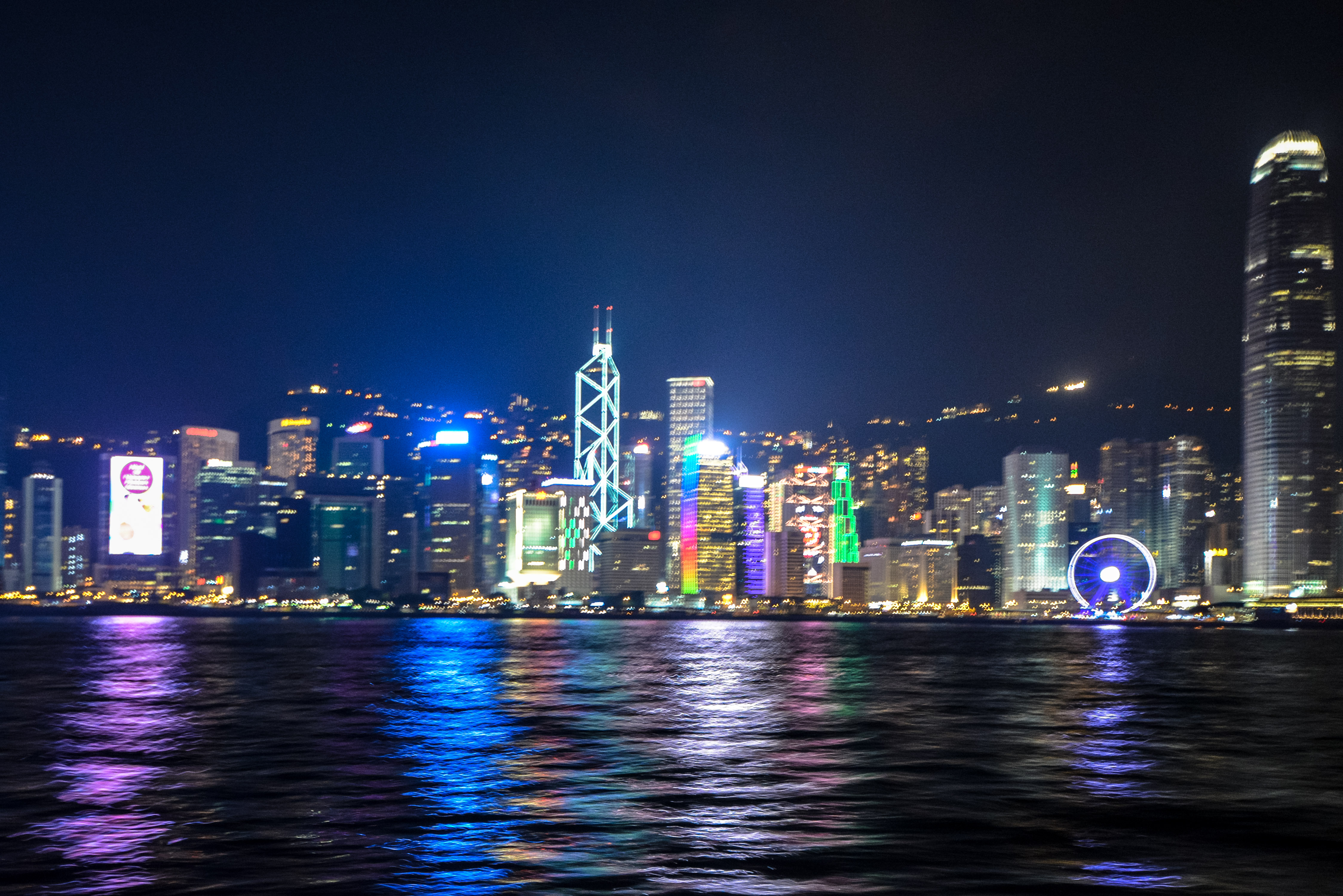 金紫荆广场金紫荆广场位于香港会展中心的新冀海旁的博览海滨花园内