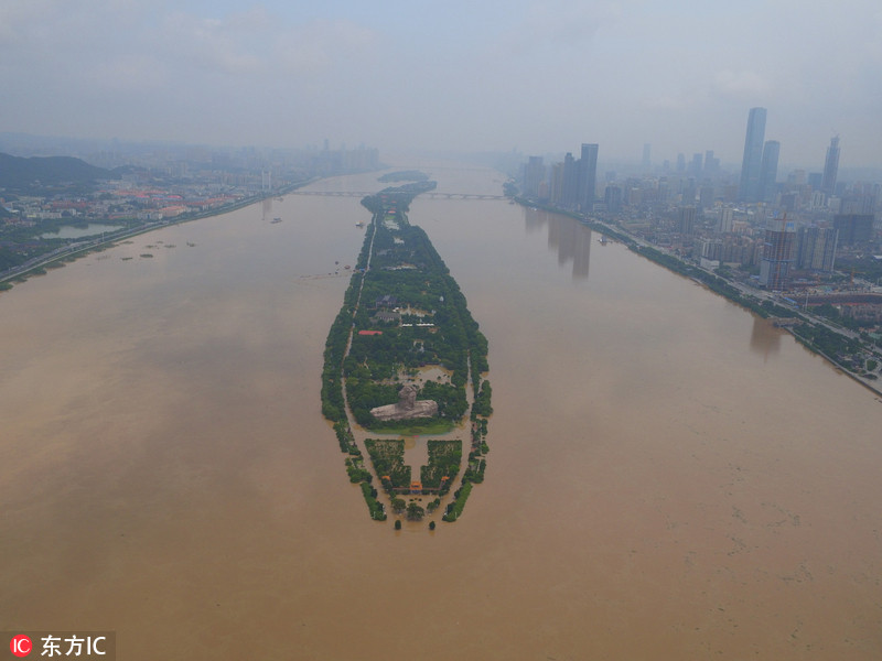 湖南持续暴雨 航拍橘子洲头淹没变航母(组图)