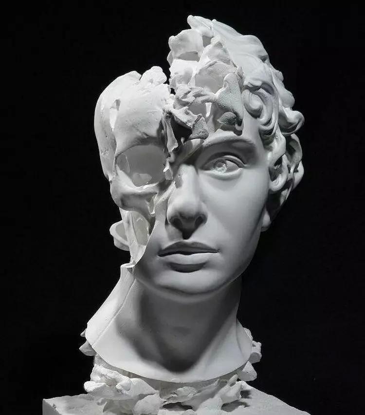 石膏创作出了超现实主义的颅骨雕塑